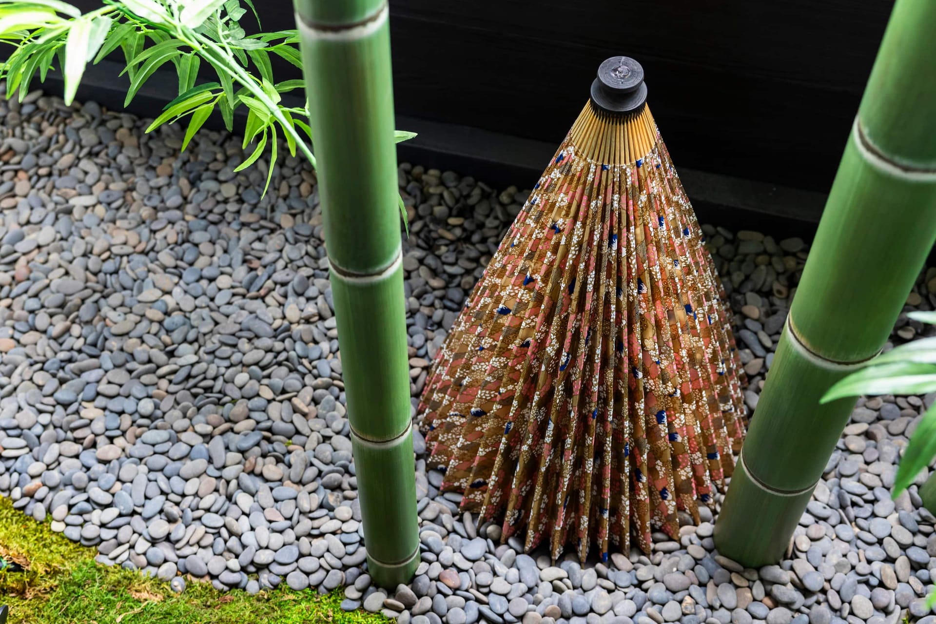玉砂利と竹、和傘のしつらえ