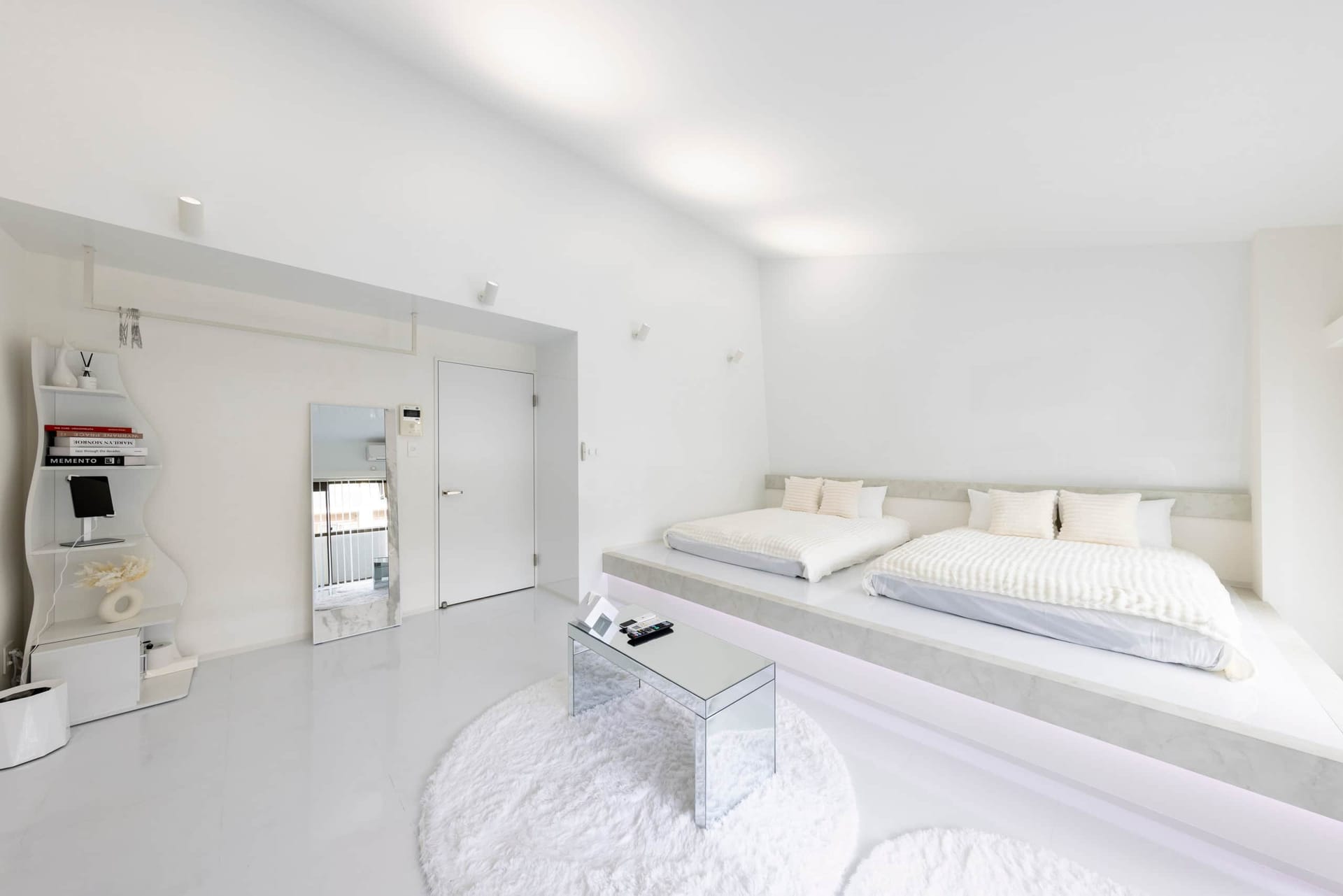 部屋から入口方向を見る。白い建具と収納、スタンドミラー