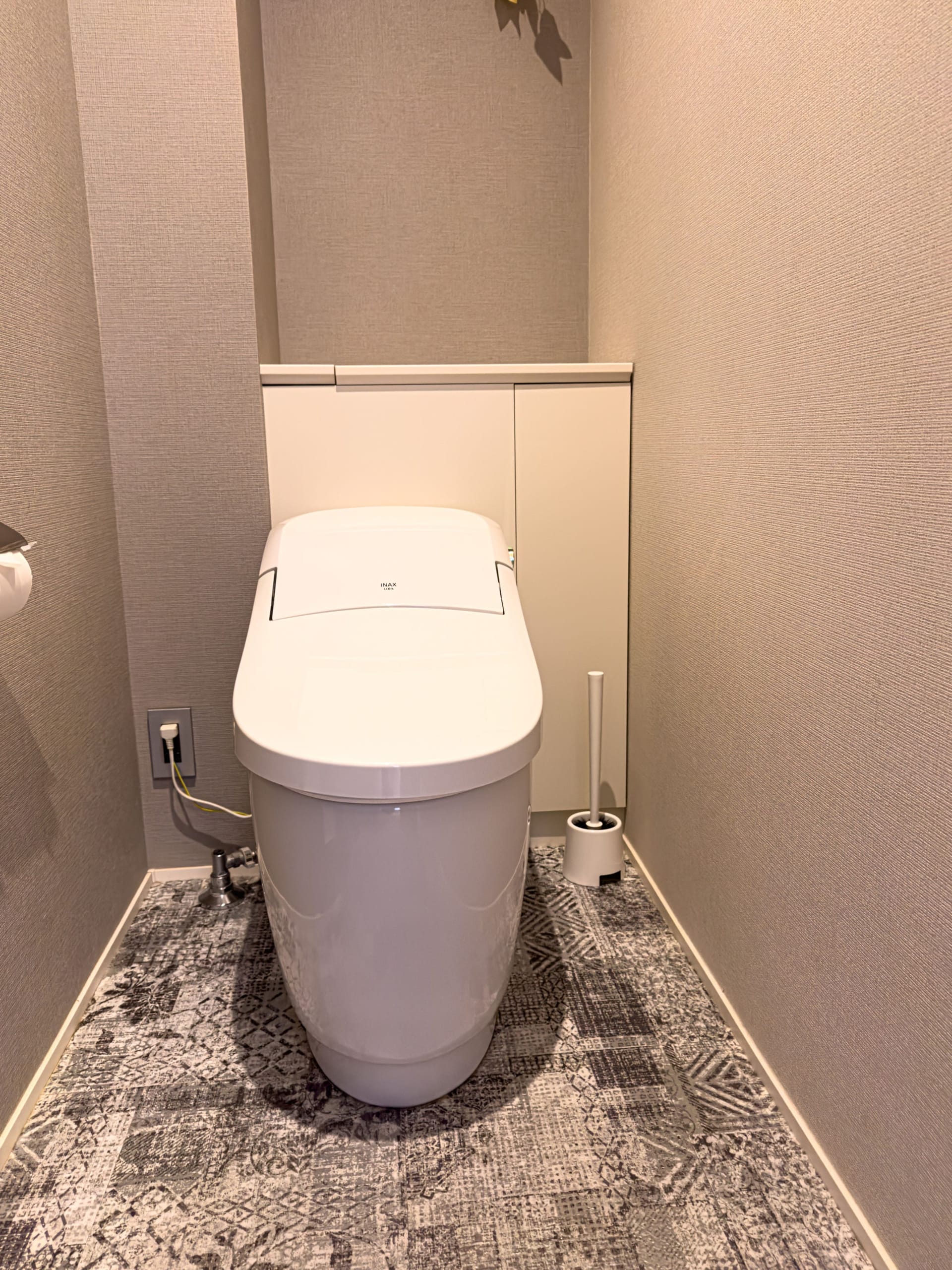 ウォシュレット付きのタンクレストイレ